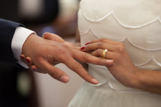 ¿Qué simbolizan los anillos de boda?